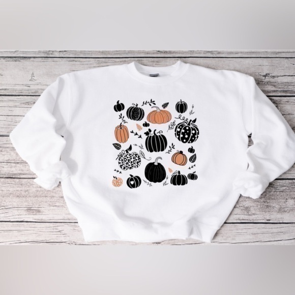 Gildan Tops - Assorted pumpkins white crewneck